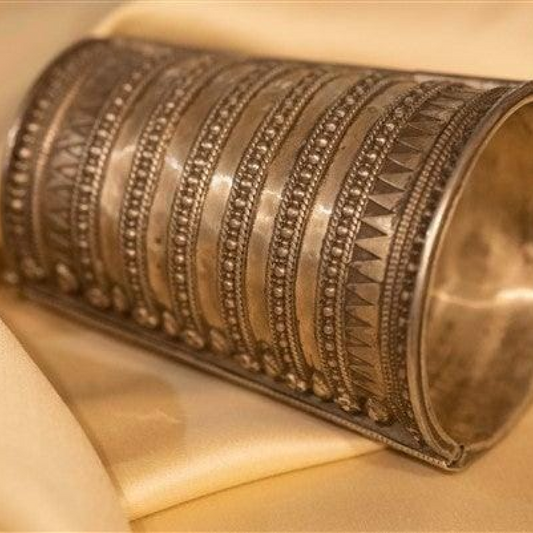 Traditionl broad Handcuff-0